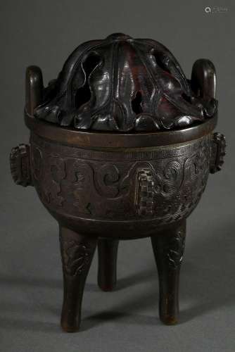 Feiner dreibeiniger Bronze Censer mit archaischem Reliefdeko...