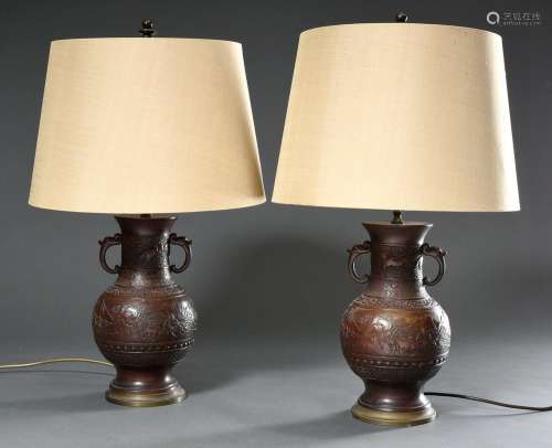 Paar Tischlampen mit chinesischen Bronze Vasen Füßen mit Rel...