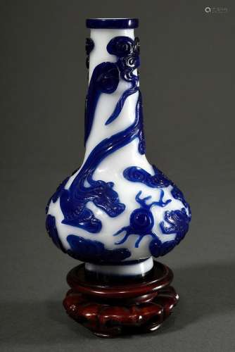 Kleine Pekingglas Vase mit blauem Überfang auf Milchglas „Dr...
