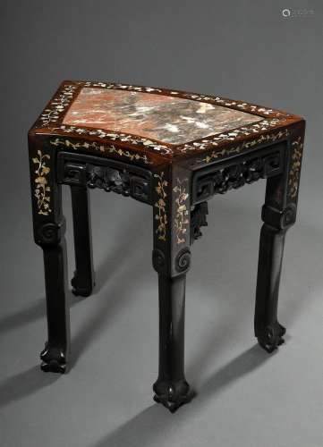 Fächerförmiger Tisch mit floralen Perlmutt Intarsien und ges...
