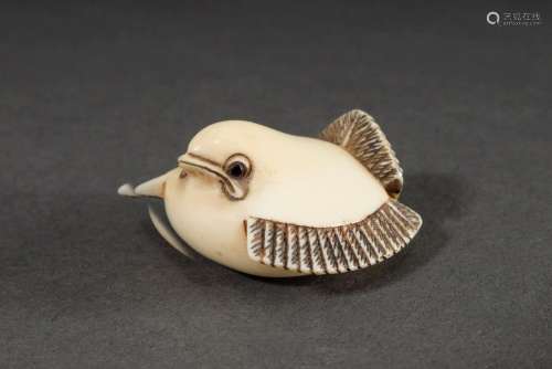 Masanao Elfenbein Netsuke „Spatz“ mit Horn (?) Augen, partie...