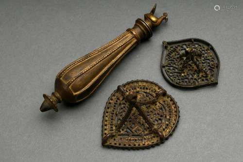 3 Diverse indische Bronze Objekte: Henna Stempel mit durchbr...