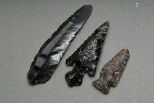 3 Diverse Obsidian Gerätschaften "Klinge, Pfeil- und Sp...