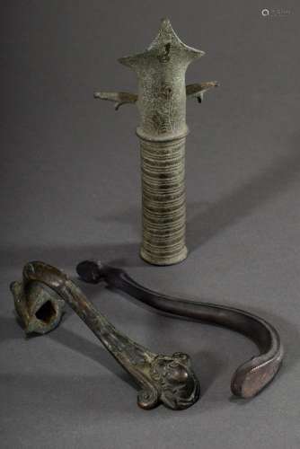 3 Diverse antike Bronze Beschläge: Gefäßhenkel mit plastisch...