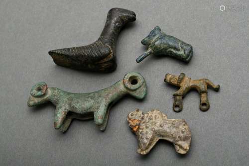 5 Diverse zoomorphe antike Bronze Votivgaben und Applikation...