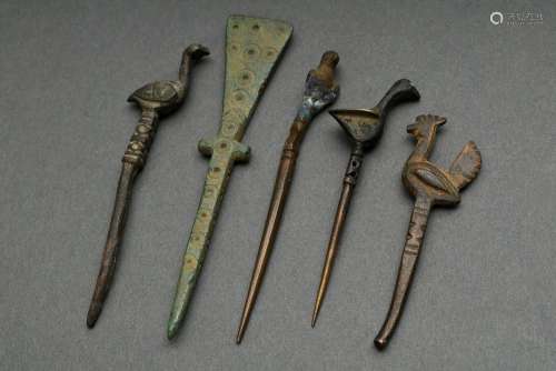 5 Diverse antike Bronze Votiv Nadeln: 4 mit Vogeldarstellung...