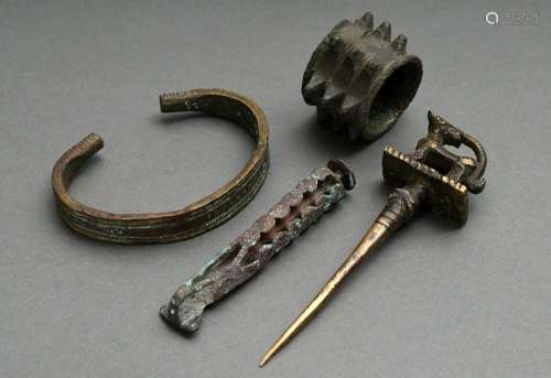 4 Diverse Bronze Objekte "Keulenkopf, Votivgabe, Armrei...