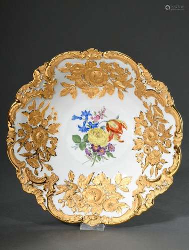 Meissen Prunkteller mit polychromer Blumenmalerei und reich ...