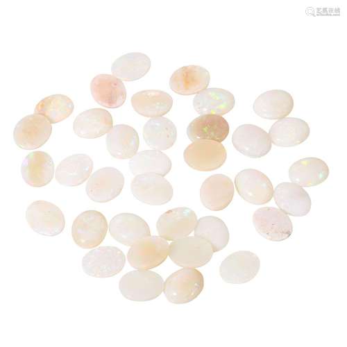 36 ovale kalibrierte Opal-Cabochons von zus. ca. 50,9 ct,