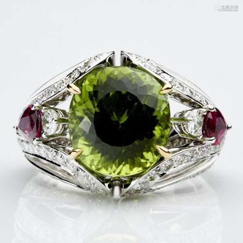 Peridot-Ring mit Rubinen