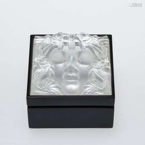 Quadratische Deckeldose "Masque de Femme". Lalique...