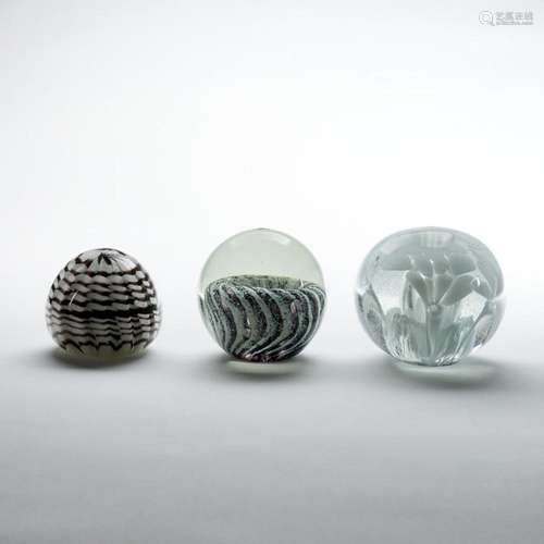 3 unterschiedliche Paperweights.