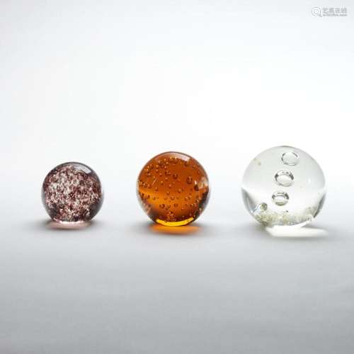 3 unterschiedliche Paperweights.