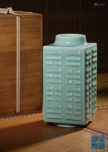 A CELADON-GLAZED CONG VASE,MARK AND PERIOD OF QIANLONG