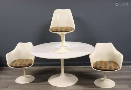 Midcentury Knoll Saarinen Tulip Table & 4 Chairs