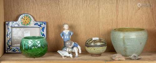 Shelf lot of ceramics: a studio ceramic covered box, a McCoy...