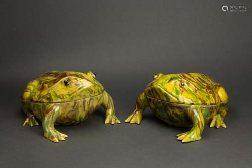 Pair of Chinese frog-form porcelain boxes