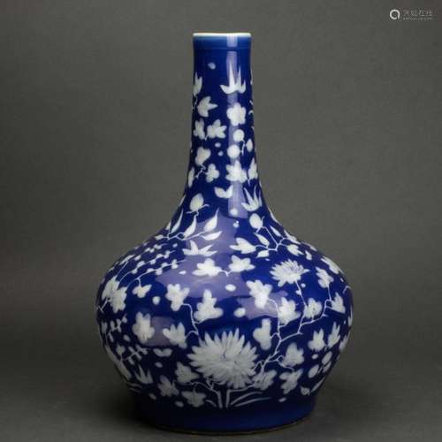 Chinese blue and white globular vase