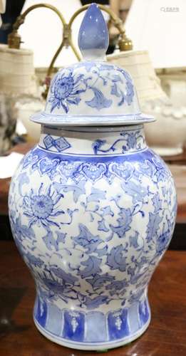 Chinese blue and white covered vase