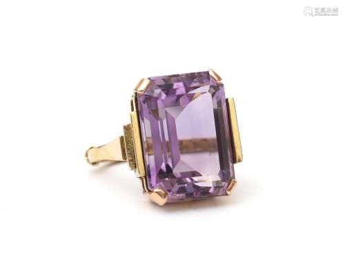 A 14 karat. gold retro ring with amethyst. approx. 1950. The...