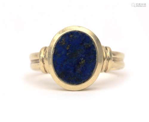 Een 14 karat gold signet ring with lapis lazuli. A ribbed sh...