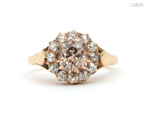 A 18 krt. gold diamond cluster ring, ca. 2 ct. Featuring a c...