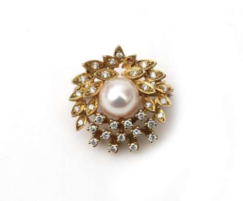 A 14 karat gold pearl and diamond brooch. A fine lustre cult...