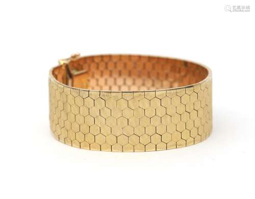 An 18 karat gold bracelet, ca. 1960. A flat link with honey ...