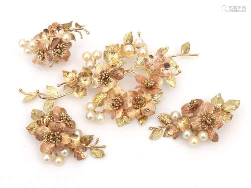 A 14 karat bi-colour floral pearl suite, ca. 1960-`70. Compr...