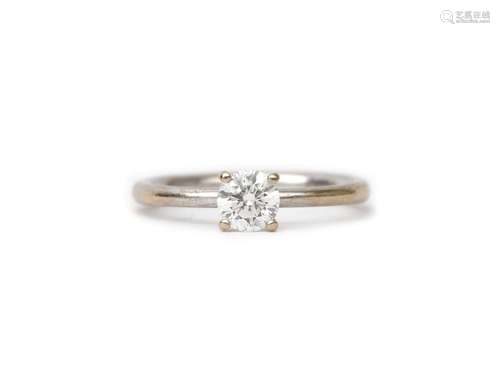 An 18 krt. white gold solitaire ring set with a brilliant cu...