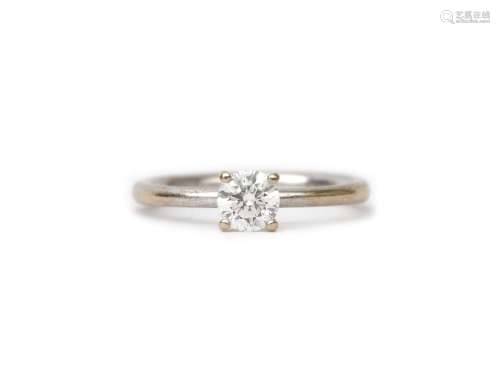 An 18 krt. white gold solitaire ring set with a brilliant cu...