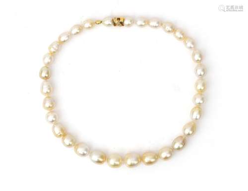 A South Sea pearl necklace to a 18 karat gold clasp, Schoeff...