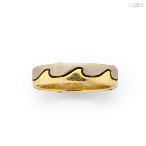 An eighteen karat bi-color gold ring