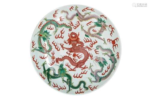 A famille verte porcelain charger, decorated with three-claw...