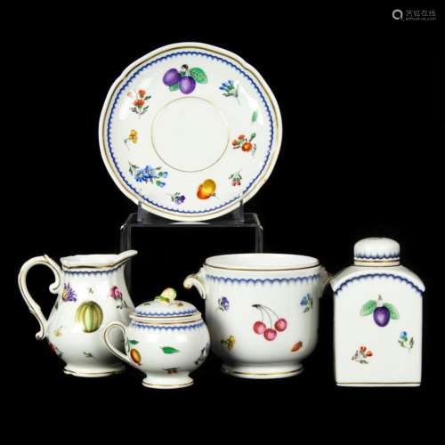 (Lot of 35) Richard Ginori porcelain in the Italian Fruits p...