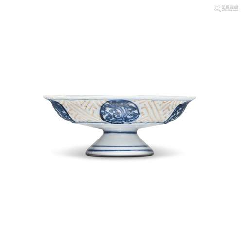 A MINIATURE BLUE AND WHITE STEM DISH