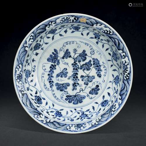 A BLUE AND WHITE ‘GRAPES’ DISH