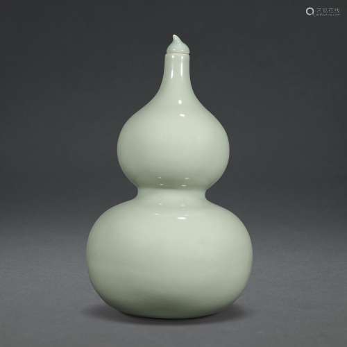 A FINE CELADON-GLAZED DOUBLE-GOURD FORM VASE AND COVER