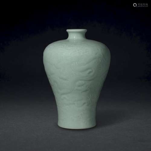 A FINE MAGNIFICENT CARVED ‘DRAGON’ CELADON-GLAZED MEIPING