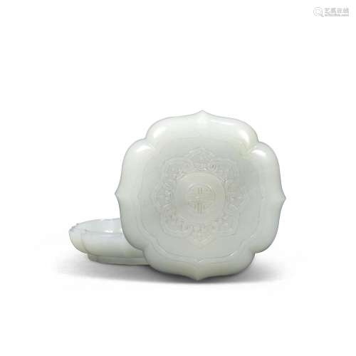 A WHITE JADE MALLOW-SHAPED BOX AND COVER