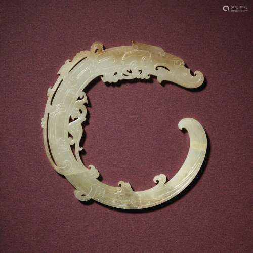 A WHITE JADE C-SHAPED ‘DRAGON’ PENDANTWESTERN HAN DYNASTY (2...