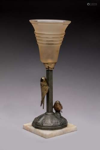 L. Bruits<br />
Lampe en régule polychrome à décor d'hironde...