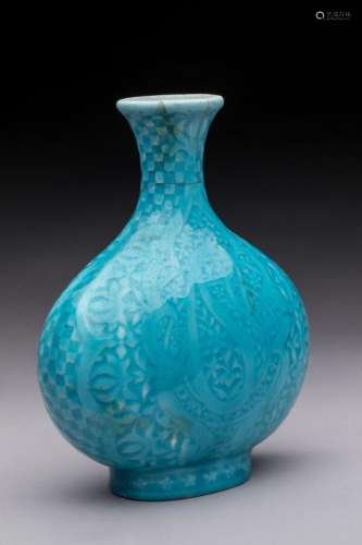 Théodore Deck (1823-1891)<br />
Vase de forme aplatie à peti...
