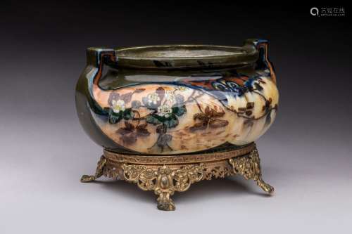 Old Moravian pottery <br />
Jardinière à deux anses en céram...