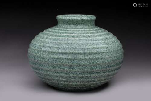 ODYV<br />
Vase de forme boule en céramique verte à bandes h...