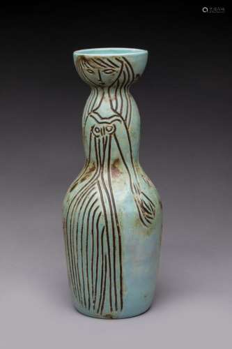 Accolay <br />
Vase anthropomorphe en céramique verte à déco...