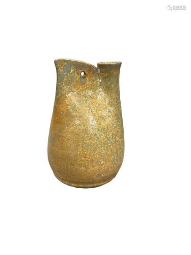 Accolay <br />
Vase de forme arrondie à col pincé en céramiq...
