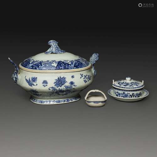 SUITE DE TROIS PORCELAINES DE LA COMPAGNIE<br />
DES INDES<b...