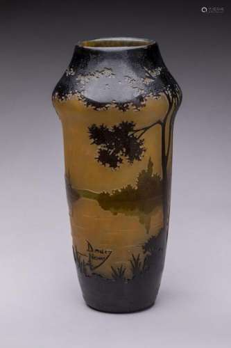 Daum <br />
Vase de forme conique à renflement en verre grav...