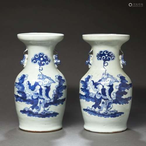 PAIRE DE VASES BALUSTRES<br />
en porcelaine et émaux bleu b...